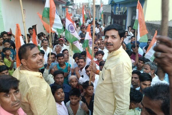 कुंदरकी में भाजपाइयों ने तिरंगा यात्रा निकाली