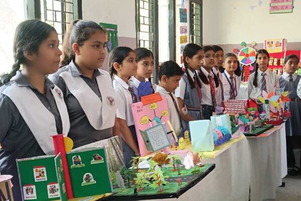 Green Meadows School में Talent Hunt Art Exhibition