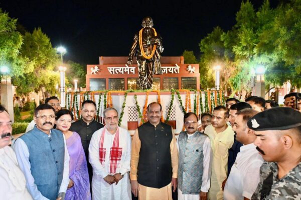 Lok Sabha Speaker Om Birla ने किया सफाई मित्रों का अभिनंदन, कहा-संविधान साहित्य वाटिका युवाओं के लिए प्रेरक स्थल बनेगी