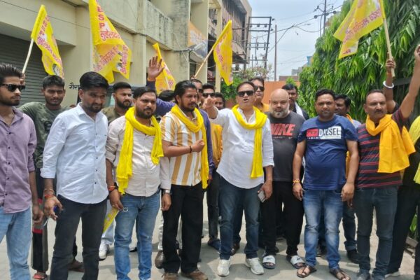 SBSP का कच्ची शराब के अवैध धंधे के खिलाफ आबकारी कार्यालय पर प्रदर्शन