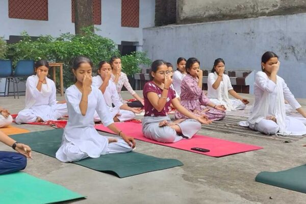 Dayanand Arya Kanya Degree College में yoga Camp : शारीरिक संतुलन और एकाग्रता में सुधार हेतु ताड़ासन व वृक्षासन कराया
