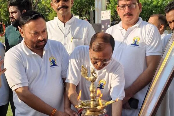 11th International Yoga Day पर कंपनी बाग में जिला प्रशासन के योग अभ्यास को देखिए इन फोटो की नजर से …
