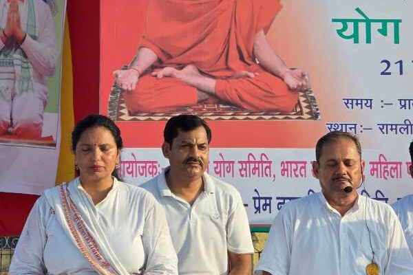 भाजपा महिला मोर्चा की उपाध्यक्ष प्रीति कश्यप ने योग कराया और फायदों को बताया