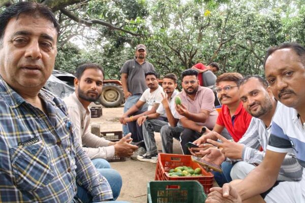 Moradabad Journalist Club की Mango पार्टी में पत्रकारों में जमकर लिया आम का स्वाद