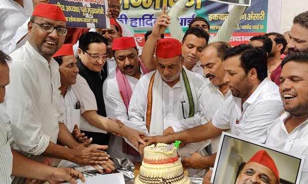 SP ने akhilesh yadav के जन्मदिन पर संविधान और लोकतंत्र को बचाने का संकल्प लिया