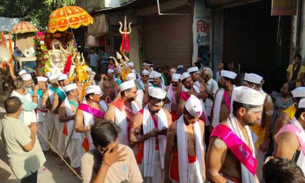 चाँदी की पालकी में सवार होकर शहर में निकले चांदी से बने बाबा महाकाल