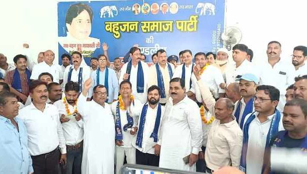 SP leader Arif Saifi & BJP leader Devendra Singh Jatav ने समर्थकों के साथ थामा BSP का दामन