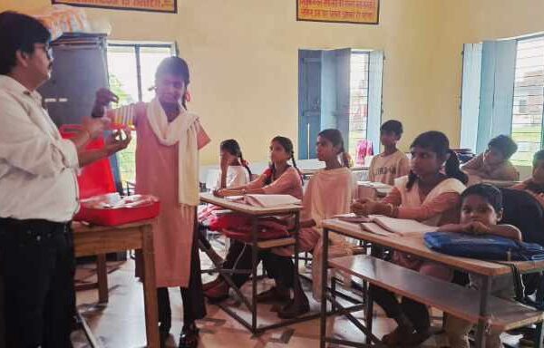 Supportive Supervision: दिव्यांग छात्रा को अबेकस द्वारा दशमलव संख्याओं का जोड़ सिखाया
