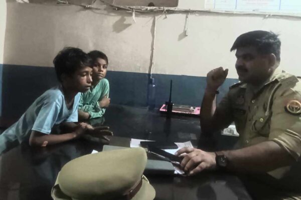 जब दो मासूम पुलिस चौकी पहुंचे और बोले इंचार्ज से, अंकल जी…