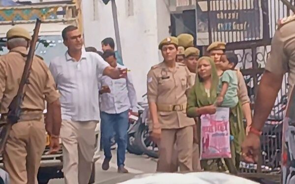 कलेक्ट्रेट में मुस्लिम महिला ने मासूम बच्चे के साथ आत्मदाह की कोशिश की, महिला पुलिस ने बचाया
