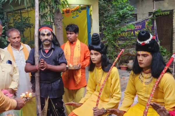 चौधरी तालाब में नाव में श्री राम को बैठाकर नदी पार कराने का सजीव मंचन
