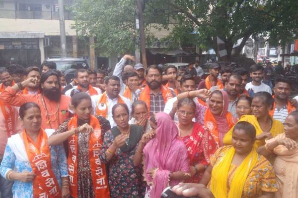 Shiv sena का प्रदर्शन, कहा- भ्रष्टाचार उजागर करने पर प्रदेश महासचिव मनोज उर्फ लल्लन दुबे को साजिशन किया गिरफ्तार, रिहा किया जाए