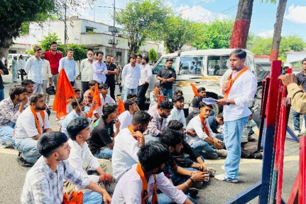 Akhil Bharatiya Vidyarthi Parishad का प्रदर्शन: अवैध पाठ्यक्रम संचालन के विरुद्ध तत्काल कठोर कार्रवाई हो