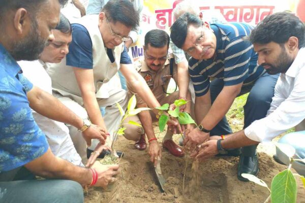 Gaur Gracious में नारी एवं बाल उत्थान समिति ने किया वृक्षारोपण