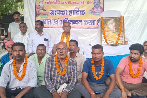 कलेक्ट्रेट पर Bharatiya Valmiki Dharma Samaj का बेमियादी धरना