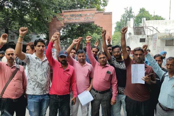 QUS Corp Limited और Flu ent Grid कंपनी मुरादाबाद के 90 मीटर रीटरों का दो माह वेतन और सिक्योरिटी रकम की लाखों की रकम लेकर भाग गई