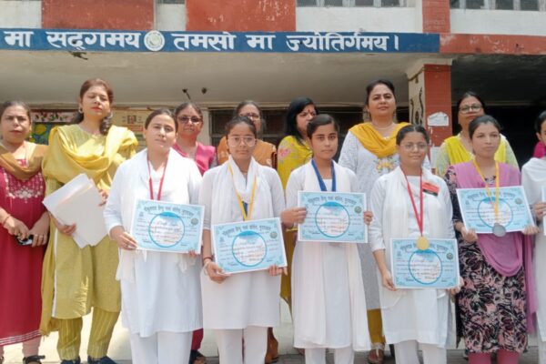 अच्छाई और कुरीतियों को कलाकृतियों के माध्यम से समाज को नई दिशा प्रदान करता है कलाकार: Prof. Charu