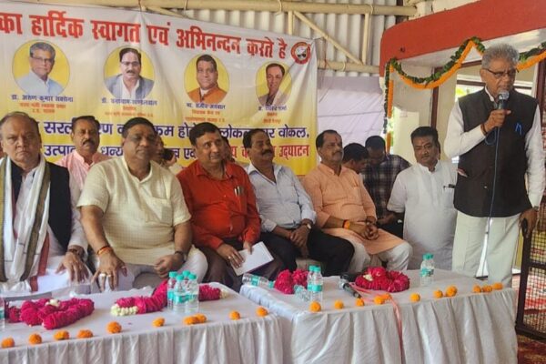 व्यापारी स्वदेशी वस्तुओं की बिक्री बढ़ाएं ताकि देश में और व्यापार में समृद्धि आए