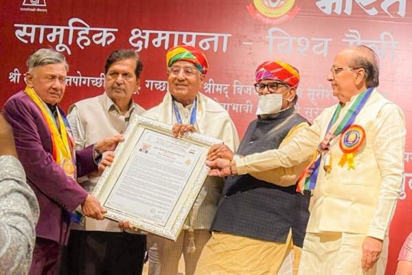 TMU के Chancellor सुरेश जैन Mumbai में जैन समाज रत्न अलंकरण से सम्मानित