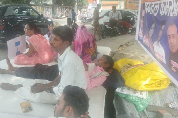 कलेक्ट्रेट में भूख हड़ताल पर बैठे 4 लोगों की हालत बिगड़ी, अस्पताल में भर्ती