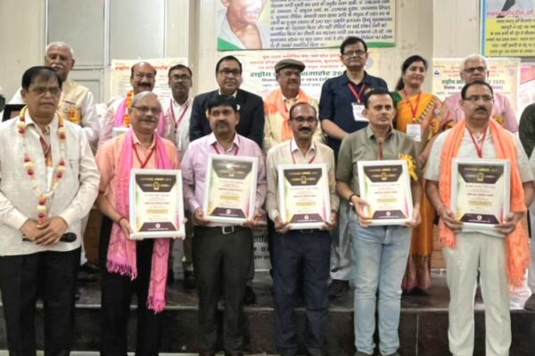 राष्ट्रीय साहित्य समारोह में किया गया साहित्यकारों को सम्मानित
