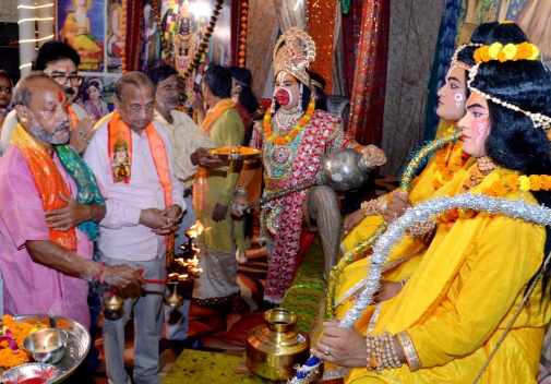 लाजपत नगर रामलीला में कुंभकरण और मेघनाथ के वध का मंचन देख भावुक हो गए सनातनी