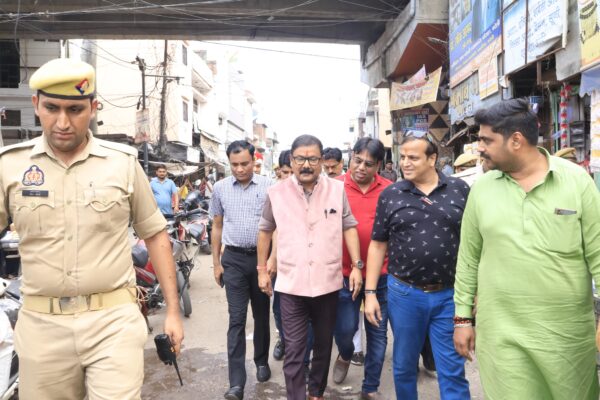 जिलाधिकारी ने शहर के भ्रमण में व्यापारियों और आमजन से की बातचीत