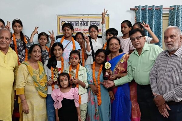 बालिकाओं की गीत-संगीत प्रतियोगिता में सीनियर में छवि तथा जूनियर में अनुष्का प्रथम