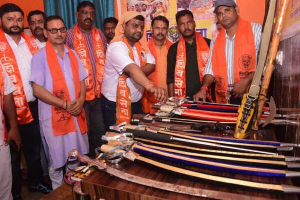 विजयादशमी पर शिवसेना ने किया शस्त्र पूजन