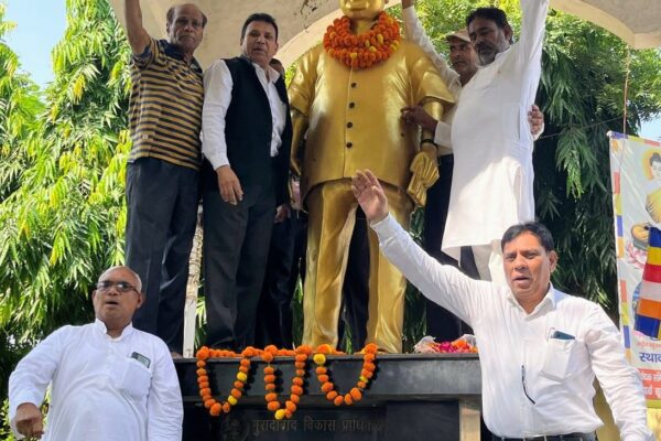 All India Ambedkar Yuva Sangh ने प्रतिमा पर माल्यार्पण कर काशीराम को नमन किया