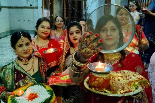 Karwa Chauth: देश भर में धूमधाम से मनाया गया करवा चौथ का त्योहार