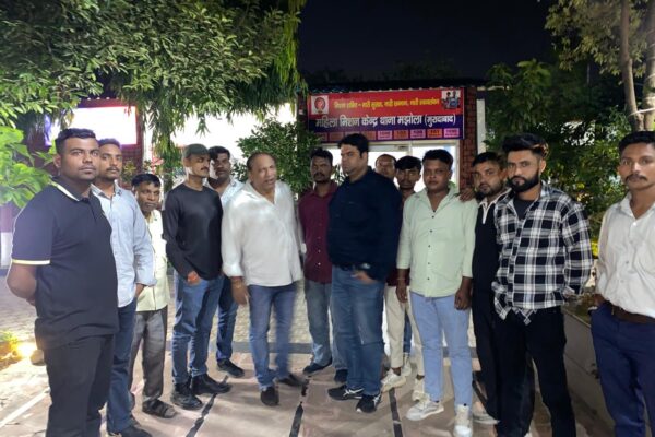 धर्मपरिवर्तन करने वालों पर हो कार्रवाई, Shiv Sena का मझोला थाने पर प्रदर्शन