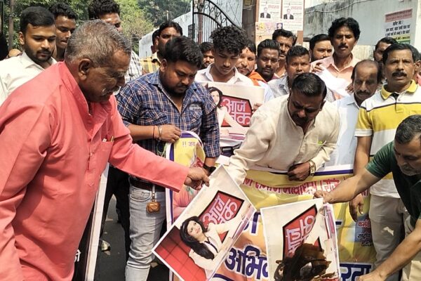 Aaj Tak की Anchor  अंजना ओम कश्यप के खिलाफ में वाल्मीकि समाज ने कलक्ट्रेट में प्रदर्शन