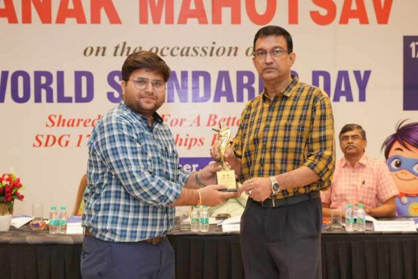 मुरादाबाद के ईशांत कुमार शर्मा “ईशू” और आवरण अग्रवाल “श्रेष्ठ” का  सम्मान