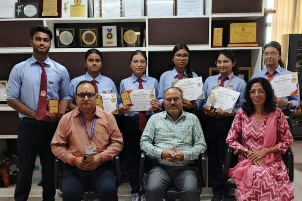 top the English essay writing on at TMU में The Digital Dilemma पर अंग्रेजीनिबंध लेखन में Priyanshi and Vrinda top