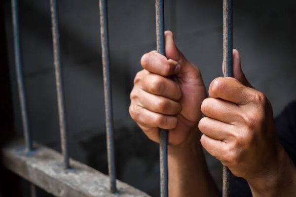District Jail में मिलाई के बहाने Undertrial बंदी को चरस देने पहुंचे Advocate, गिरफ्तार